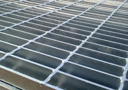 導致格柵板變形的原因是什么？